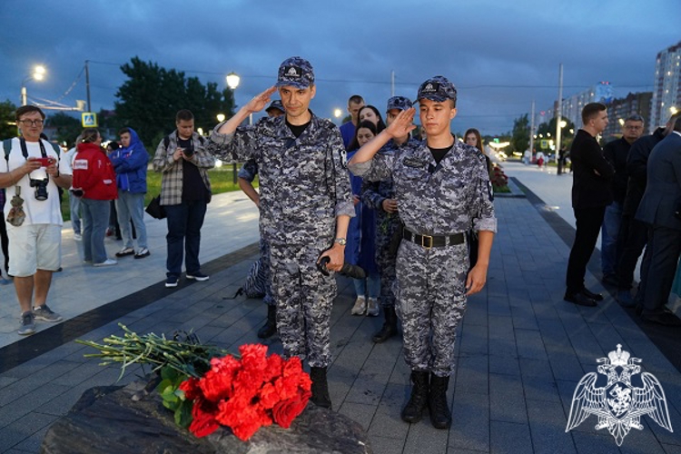 В Курске росгвардейцы  почтили память погибших в результате теракта на пляже в 2025 году