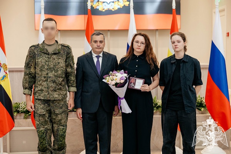 В Курске семье погибшего росгвардейца передали Орден Мужества 
