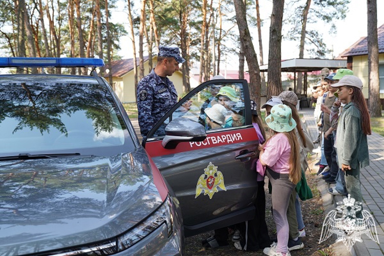 Курские росгвардейцы продолжают знакомить подрастающее поколение с особенностями службы