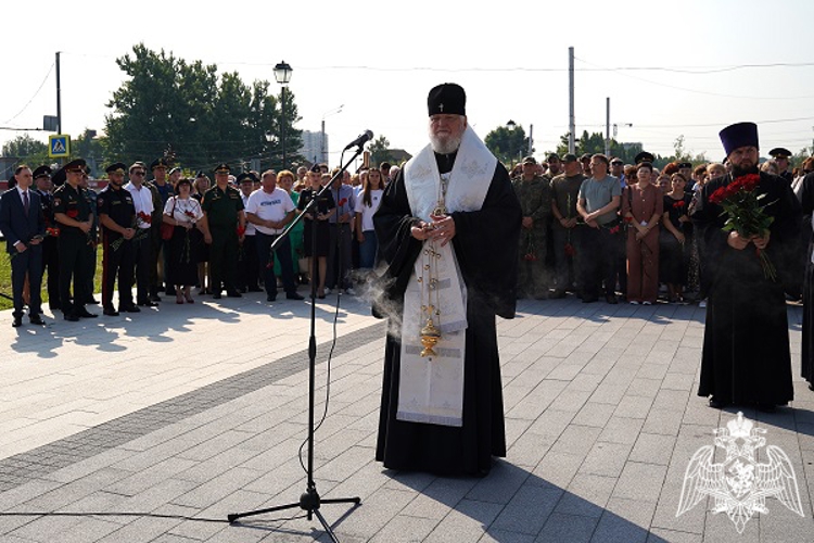 В Курске росгвардейцы приняли участие в митинге, посвященном второй годовщине вторжения ВСУ на территорию области