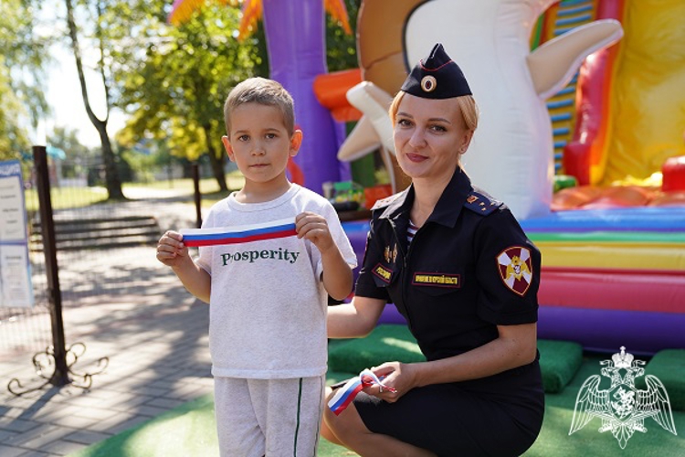 В Курске росгвардейцы присоединились к всероссийской акции «Цвета Родины»