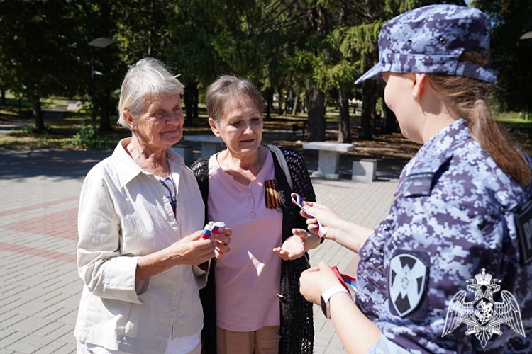 В Курске росгвардейцы присоединились к всероссийской акции «Цвета Родины»