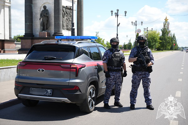 Росгвардейцы обеспечили охрану общественного порядка и общественную безопасность в День Государственного флага и годовщину Курской битвы