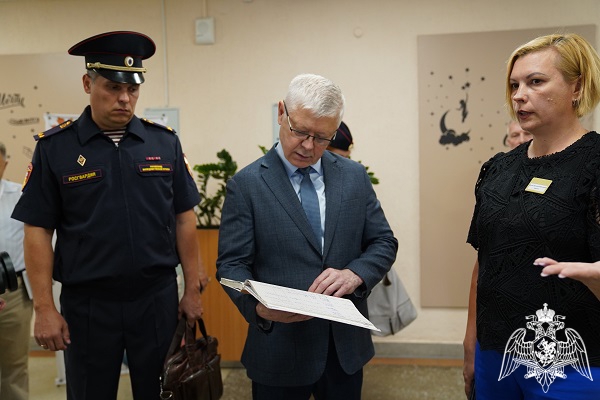 Росгвардейцы в составе межведомственной комиссии проверили обеспечение безопасности в школах Курска