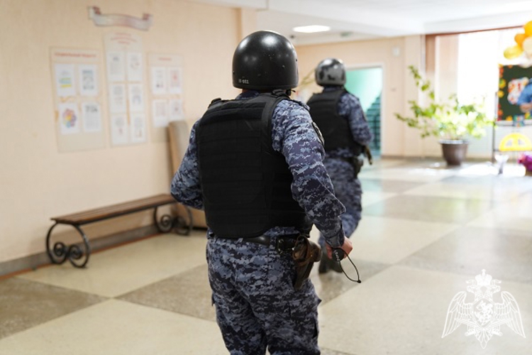 Росгвардейцы в составе межведомственной комиссии проверили обеспечение безопасности в школах Курска