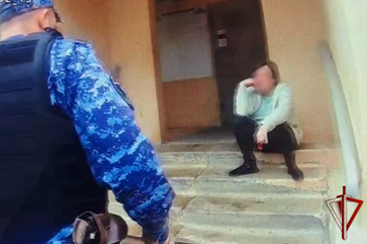 В Курске росгвардейцы задержали женщину, подозреваемую в нанесении ножевого ранения супругу (видео)