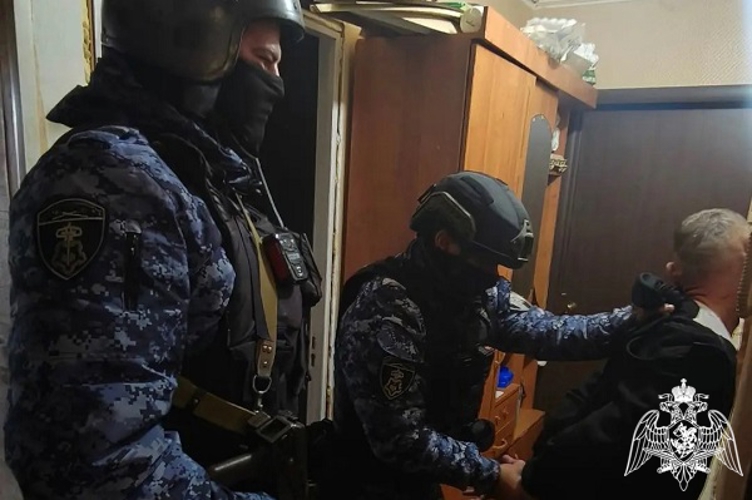 В Курске росгвардейцы задержали мужчину, напавшего с ножом на сестру
