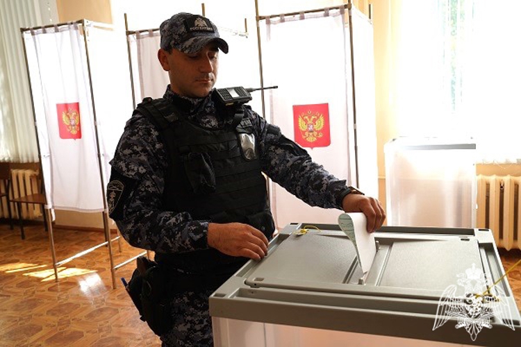 Сотрудники и военнослужащие Управления Росгвардии по Курской области реализуют своё избирательное право