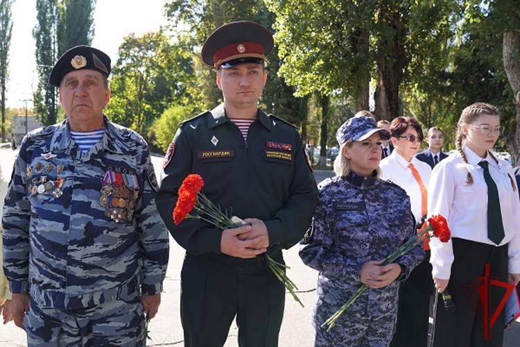 Память, высеченная в камне: росгвардейцы приняли участие в открытии «Аллеи памяти» в Курске 